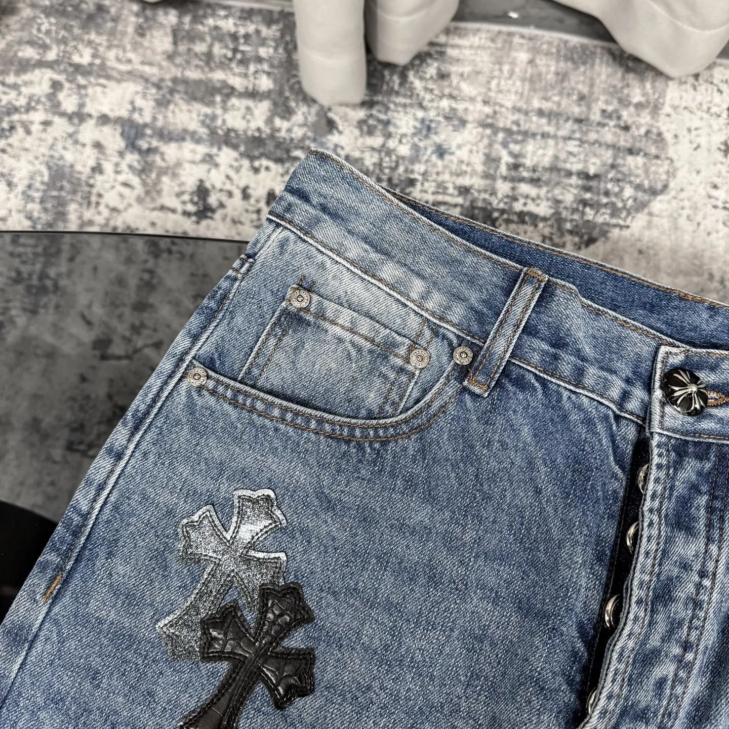 P260 Chromehearts washed blue starry sky crocodile patch leather jeans adopt starry sky theme leather elements, mostly presented in the shape of a cross, with glitter on the leather surface. Unique design, simple and elegant details, exquisite workmanship, the entire trousers are neatly routed, and the details are in place! Ceiling-level jeans, a pair that is hard to find at the counter. About Zangyin, this is an extremely luxurious fashion brand that can also be called the aristocrat of the high street. It has always been an exclusive brand for some hipsters or the rich second generation. It is more luxurious and noble than ordinary high streets. It is more fashionable and individual than luxury brands. Top heavy industry fashion design has always been created in high street luxury style. Speaking of this style, Zangyin family and GU family are definitely the leading representative brands, especially the Zangyin family's creation of high street style. It has really achieved a state-of-the-art effect. The color system of this model is made of unique washed materials. It is already quite eye-catching. It is decorated with pink patchwork cross flowers, which cleverly highlights the charm of the brand. Secondly, this model adopts a classic high-waist cutting design, which highlights the long legs and fashionable temperament of the upper body. The brand is highly recognizable and the slim-fitting configuration is more suitable for daily wear. Personality, fashion, and specification interpretation are all at a glance. Needless to say, materials and craftsmanship. As an excellent craftsman brand, Zangyin’s requirements for details and craftsmanship are really perfect. The washed color of this model has gone through a lot of processes, not to mention the embellishment of the denim appliqués. It is also purely hand-made and sewn. Just like what they believe in, only hand-made things have soul and have the meaning of wearing. A top-notch heavy-duty fashionable denim item. Recommended by both hands. Size: 28/30/32/34/36 Waist: 73/78/83/88/93 Knee: 52/53.5/55/56.5/58 Pants length: 100/102/104/106/108